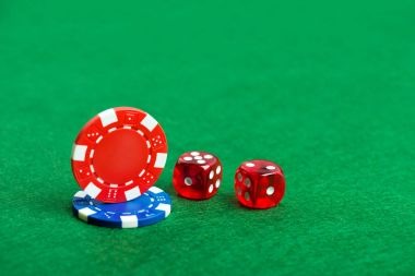 Gaple Online live table interface on f2000m showing four player seats and domino tiles